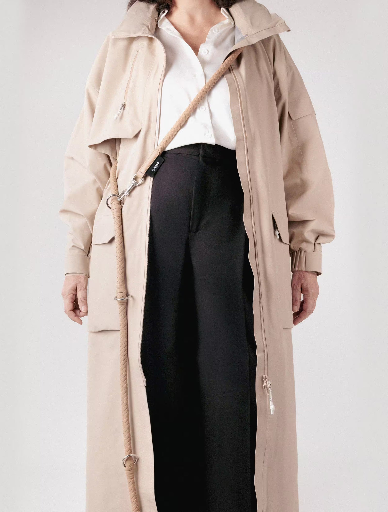 Refined Flexibility: The Safari Leash in Beige