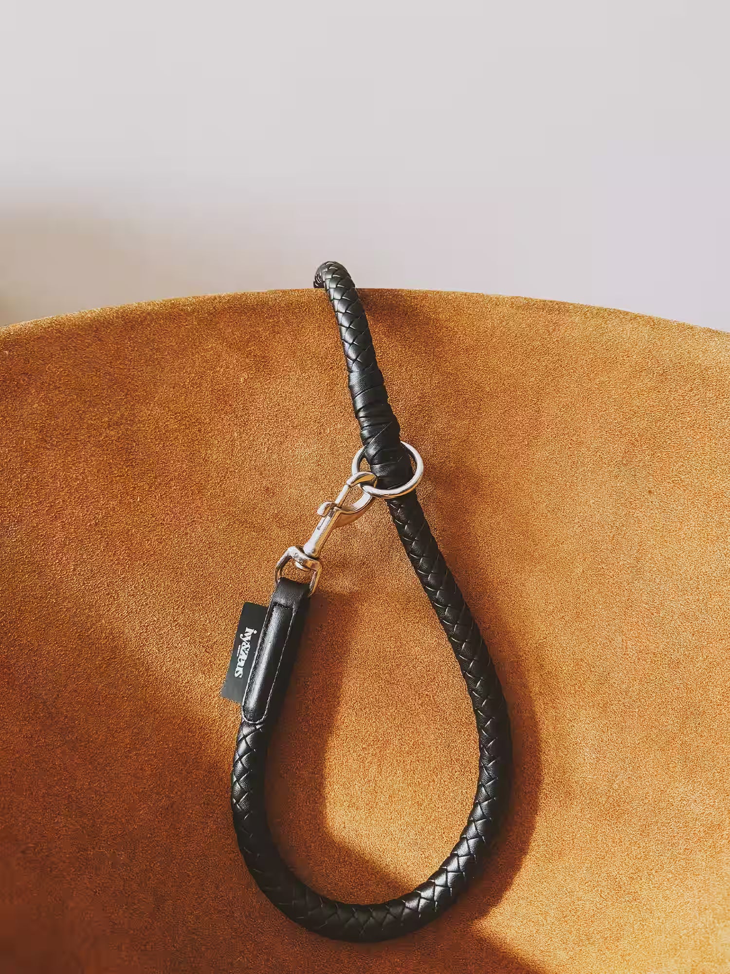 Refined Flexibility: The Panther Leash in Black