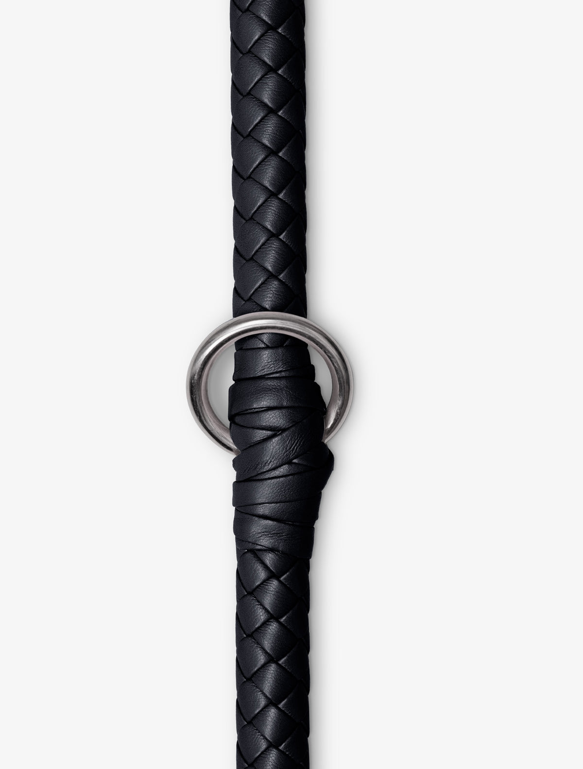 Detailaufnahme einer geflochtenen Hundeleine in Panther Schwarz mit Metallring